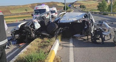 Sivas'ta feci kaza devrilen otomobil...