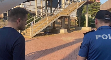 Üst geçidin altında poşete sarılı...