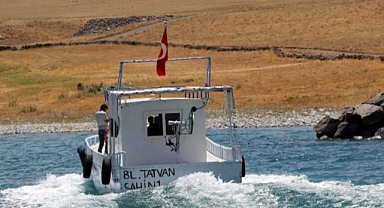 Van Gölü'nde balıkçılar ağlarını suya bıraktı