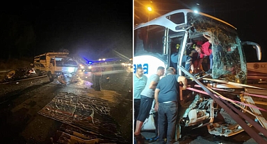 Yolcu otobüsü ile iki kamyonun karıştığı feci kazada...