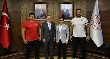 Bakan Bak Şampiyonları ağırladı 