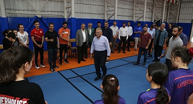 Başkan Büyükkılıç,Anadolu Yıldızlar Ligi Badminton Finalisti Sporcular'la Buluştu...