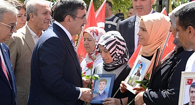 Cumhurbaşkanı Yardımcısı Yılmaz, Diyarbakır Annelerini ziyaret etti!