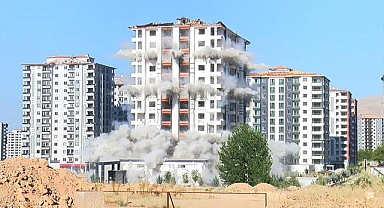 Depremde ağır hasar alan bina patlayıcıyla yıkıldı