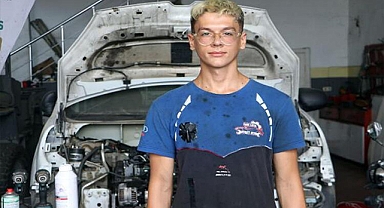 Dünya şampiyonu yüzücü: 'Babama yük olmak istemediğim için çıraklık yapıyorum'