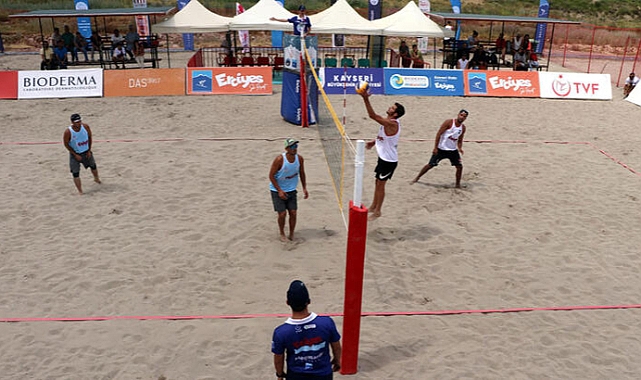 Erciyes'te 2 bin 200 rakımda plaj voleybolu