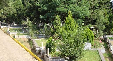 Gölcük depreminde hayatını kaybeden vatandaşlar, mezarları başında anıldı