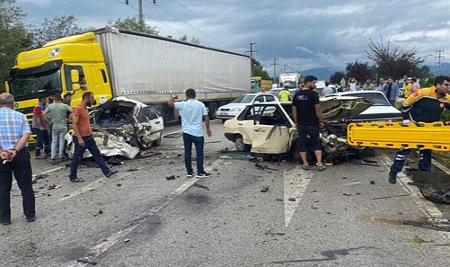 Karşı şeride geçen otomobil, iki araca çarptı