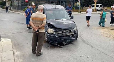 Kartal'da trafik kazası: otomobil sıkıştı kaldı
