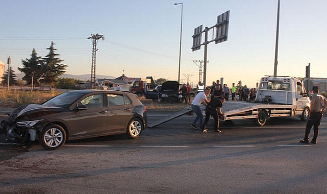 Kavşakta 3 otomobil çarpıştı: 1'i ağır, 7 yaralı