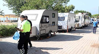 Konyaaltı Sahili'nde denize sıfır karavanlar tahliye edildi