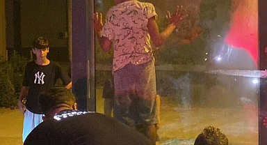 Reklam Panosunda Mahsur Kalan Çocuğun İmdadına İtfaiye Ekibi Yetişti...