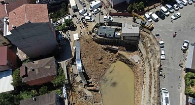 Sarıyer'de Yol Çöktü:Binalar Tahliye Edildi...