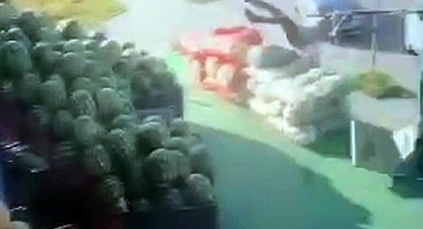 Şiddetli rüzgarda havalanan şemsiye ile..