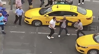 Taksimetre açmayan taksi şoförü ile yolcu sokak ortasında kavga etti