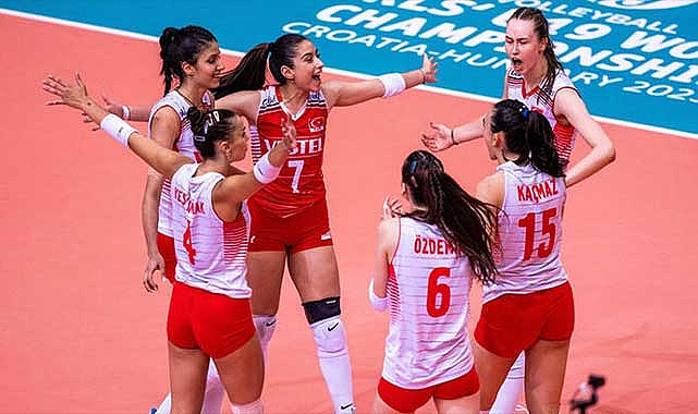 U19 Kız Voleybol Takımı adını son 16'ya yazdırdı