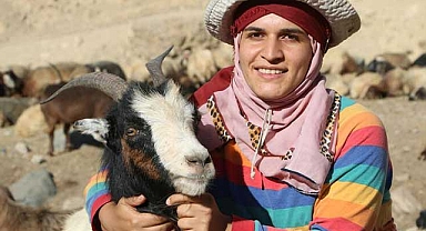 Veterinerlik Fakültesi öğrencisi Nimet, yaylada keçi sağıyor