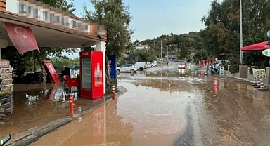 Bodrum'da Su İsale Hattı Patladı Cadde ve Sokaklar Göle Döndü