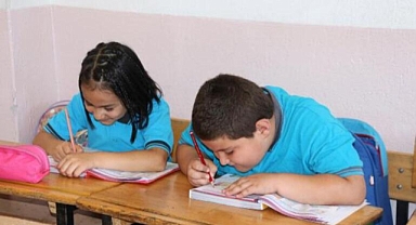 Dayı - yeğen aynı sınıfta eğitim görüyor