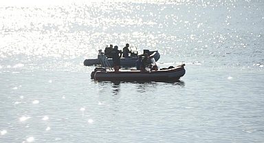 İzmir'de orman yangınına müdahale eden helikopter baraja düştü: 3 mürettebat aranıyor!