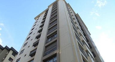 Kadıköy Merdivenköy Mahallesinde devrilen ağaç 51 daire sahibini icralık etti