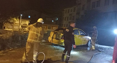Kırıkkale'de park halindeki taksinin bagajı alev aldı
