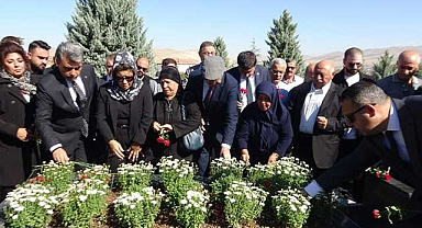 Neşet Ertaş'ın aramızdan ayrılışının 11'inci yıl dönümü...