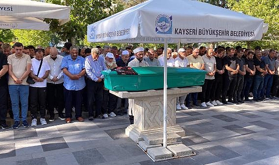 Yolun karşısına geçerken otomobilin çarpmasıyla ölen kadın, toprağa verildi