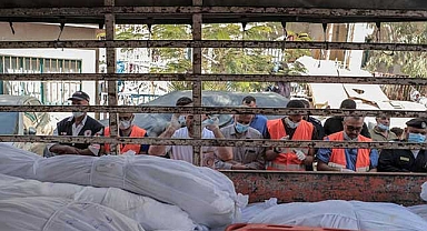 Gazze'de vefat edenler için toplu mezar...