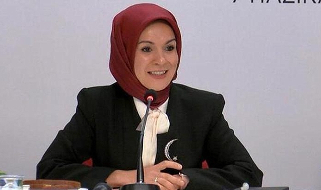 Bakan Göktaş sanatçı Zerrin Özer'e ziyaret etti