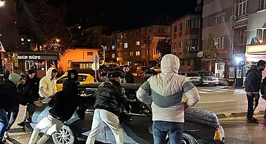 Husumetli oldukları karşı grubun otomobilini sopalarla kullanılamaz hale getirdiler