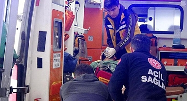 Kapalı alanda ısınmak için otomobili çalıştıran iki kişi egzoz gazından zehirlendi