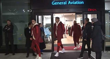 Manchester United, İstanbul'a ayak bastı! İngiliz takımın 11'i belli oldu! Altay Bayındır kadroda!