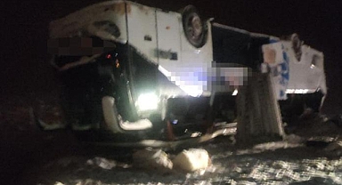 Olumsuz hava şartları nedeniyle 2 yolcu otobüsü devrildi: 22 yaralı