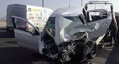 Polisin dur ihtarına rağmen ters yönde ilerleyen hafif ticari araç, otomobille çarpıştı; 3 ölü