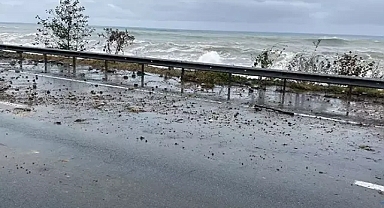 Rize'de dalgalar kara yoluna ulaştı