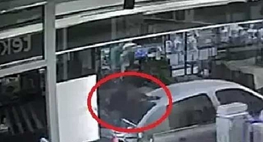 Yoldan giden arabanın üstüne keçi düştü