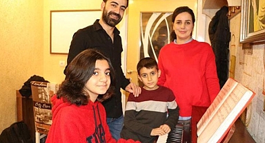 12 yaşındaki ödüllü piyanist Cemre, kardeşine de örnek oluyor