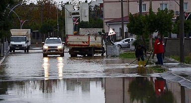 Antalya'da kuvvetli yağış; evlerin bahçeleri ile seraları su bastı