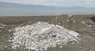 Burdur Gölü kenarına yine moloz ve atık döküldü