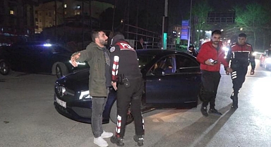 Eyüpsultan'da asayiş denetimi; araçtan atılan kanlı silah bulundu