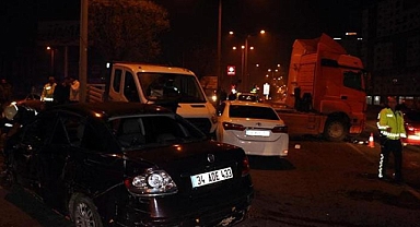 Kayseri'de zincirleme kazaya neden olan TIR şoförü kaçtı: 1 yaralı