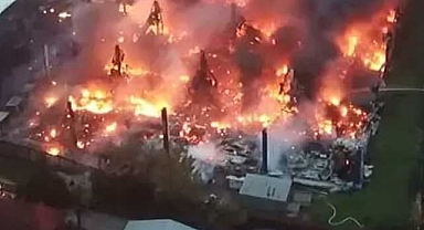 Lojistik firmasının deposunda gece sularında çıkan yangını söndürme çalışmaları devam ediyor