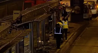 Okmeydanı'nda metrobüs durağa çarptı