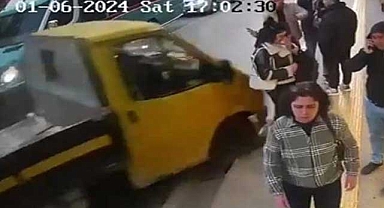 Buca'da kamyonet yayalara çarparak iş yerine girdi: 5 yaralı