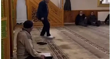 Camide skandal hareket! başkan adayı Kur'an-ı Kerim'i 3 kez öptükten sonra ayağı ile bastı!