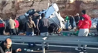 Hijyen malzemesi yüklü TIR işte Böyle Devrildi...