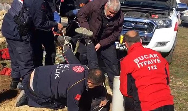 Sondaj kuyusuna düşen küçük Rabia'yı iple sarkıtılan itfaiye personeli kurtardı