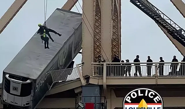 ABD'de köprüde asılı kalan kadın tır şoförünün kurtulma anı görenleri şaşırttı
