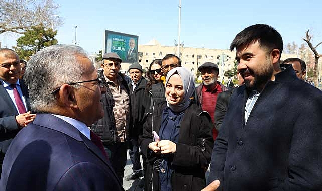 Başkan Büyükkılıç, Cumhuriyet Meydanı’nda Vatandaşla Buluştu, Kale Surlarından Kayseri’ye Mesaj Verdi